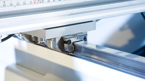Guides linéaires inversés haute précision avec revêtement en feuille d’acier pour tous les axes motorisés. Guides linéaires inversés haute précision avec revêtement en feuille d’acier pour tous les axes motorisés.