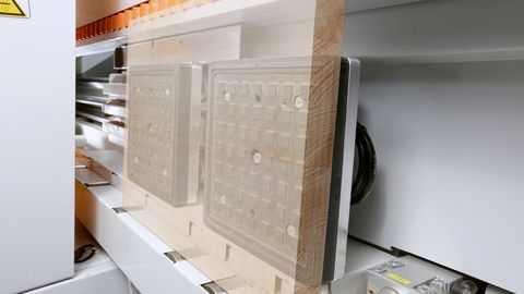 Qu'il s'agisse de panneaux ou de bois massif : le système de serrage automatique par le vide de la série EVOLUTION garantit une fixation sûre et respectueuse du matériau. Qu'il s'agisse de panneaux ou de bois massif : le système de serrage automatique par le vide de la série EVOLUTION garantit une fixation sûre et respectueuse du matériau.