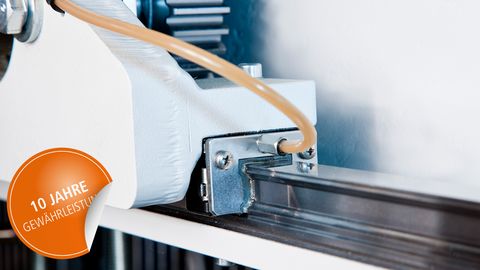 Butée de largeur guidée par précision et librement programmable sur un guide linéaire avec servo-entraînement dynamique. Butée de largeur guidée par précision et librement programmable sur un guide linéaire avec servo-entraînement dynamique.