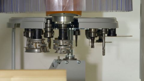Le puissant agrégat de fraisage 5 axes, la 5ème dimension de l’usinage bois. Puissant agrégat de fraisage 5 axes : tête d’usinage à cardan d’une puissance jusqu’à 17 kW